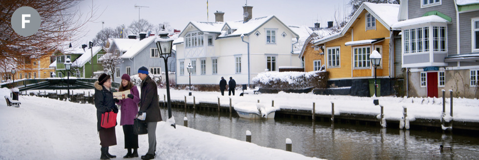 Image 7: F. Two of Jehovah’s Witnesses preaching to a woman on a snowy sidewalk along a canal in Sweden. F. Sweden