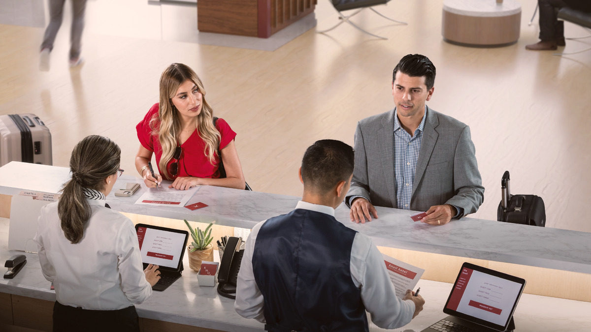 Um irmão jovem casado que está viajando a trabalho e fazendo o check-in em um hotel. Uma bela mulher, que não é Testemunha de Jeová, está fazendo o check-in no mesmo instante e fica olhando para o irmão.