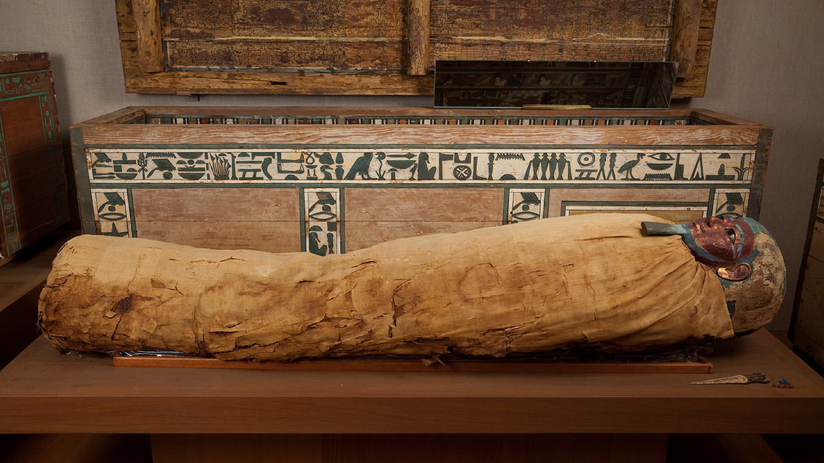 Uma múmia egípcia em exibição em um museu.