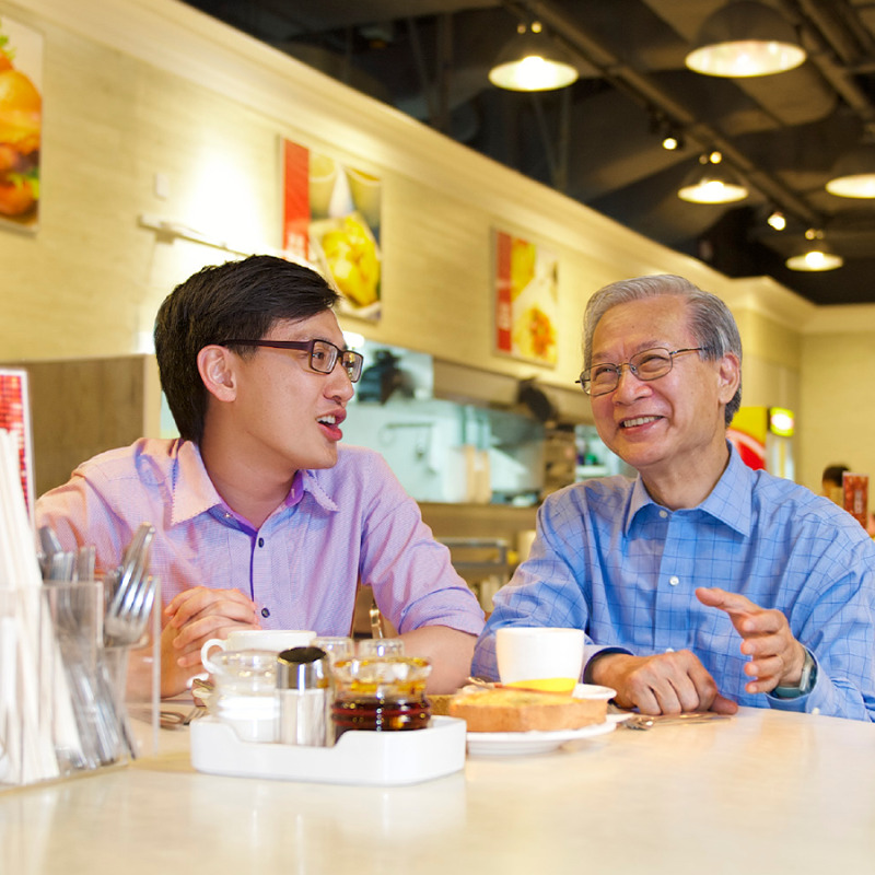 Ebe okenye na ohu na-eje ozi weturu obi na-akparịta ụka