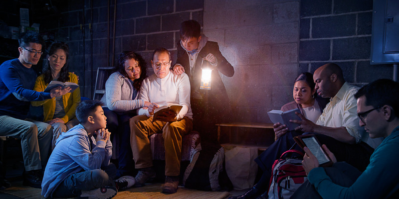 Трусики жоқ мини юбкадағы жалаңаш балапандар