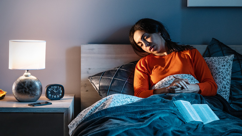 Mushiki wacu ari mu gitanda, yatwawe n’agatiro yariko arasenga.