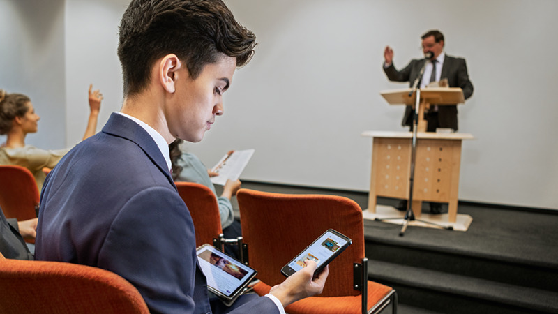 Umuvukanyi ariko arishura amamesaje mu gihe ari mw’ikoraniro.