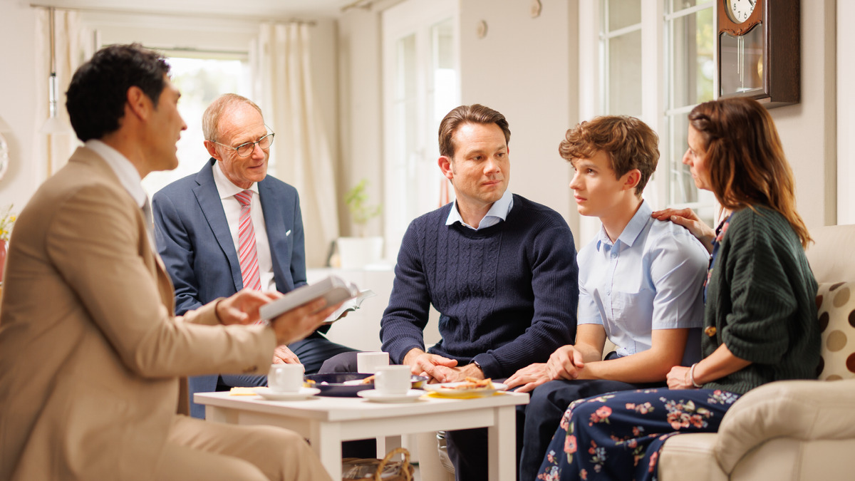 IMAGE 3 PICTURE DESCRIPTION: Two elders meeting with a baptized minor and his parents at their home. One of the elders is sharing a scripture. CAPTION: When a minor gets involved in serious sin, two elders will meet with the minor and his Christian parents (See paragraph 18)