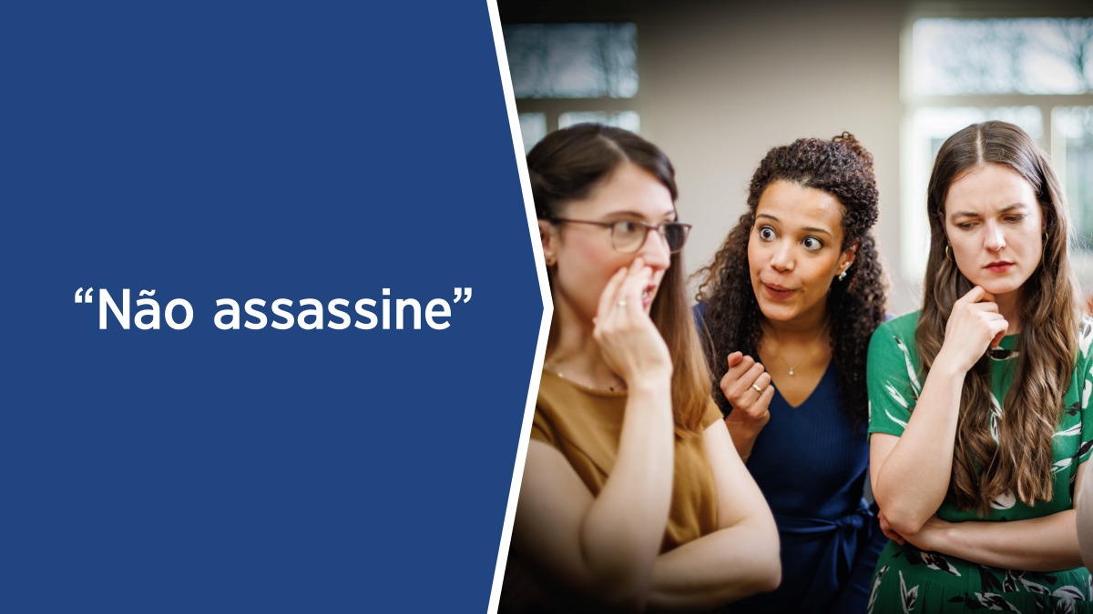 Ao lado do texto "Não assassine", três mulheres conversam: duas cochicham sobre a terceira, que está de cabeça baixa, magoada