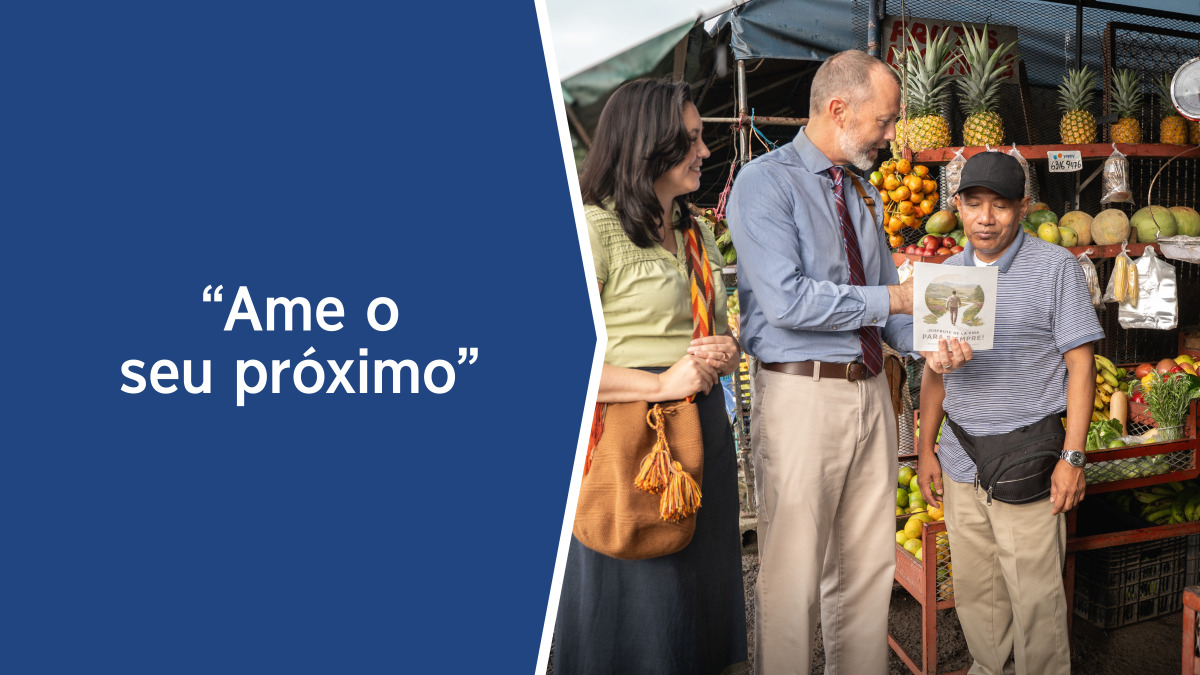 Ao lado do texto "Ame o seu próximo", um casal de publicadores conversa com bondade e mostra uma publicação a um feirante de outra cultura numa banca de frutas