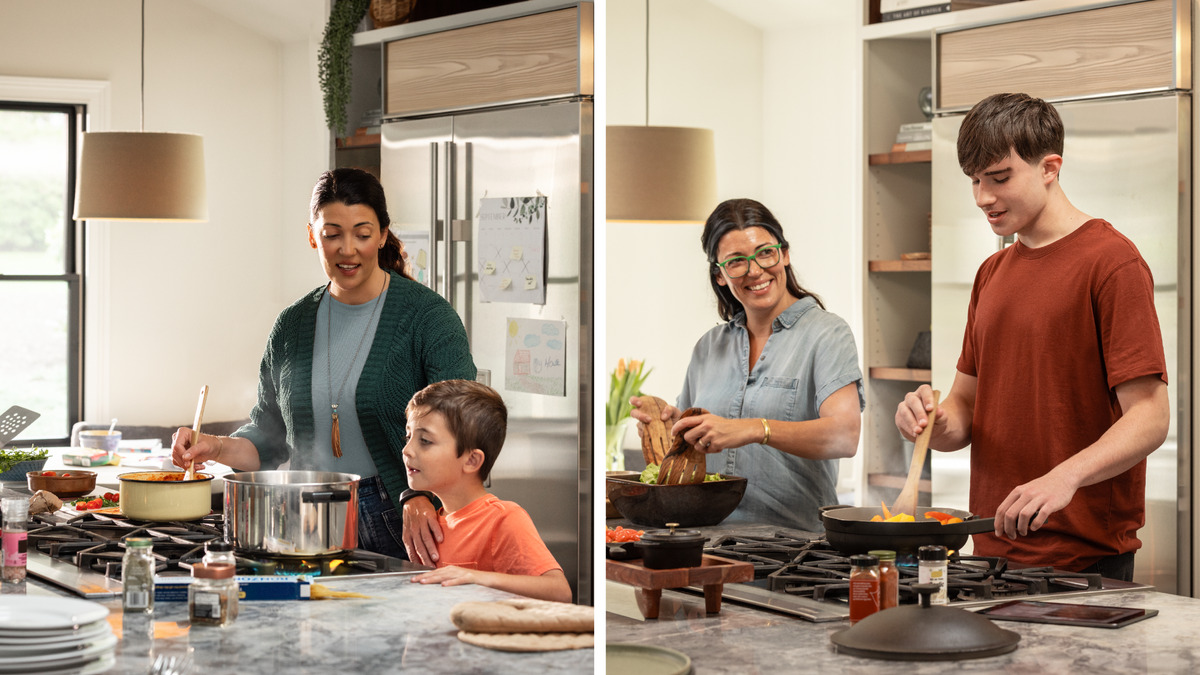 Em duas cenas na mesma cozinha, uma mãe cozinha ao lado do filho pequeno perto do fogão e, depois, ao lado do filho já adolescente, que cozinha sozinho