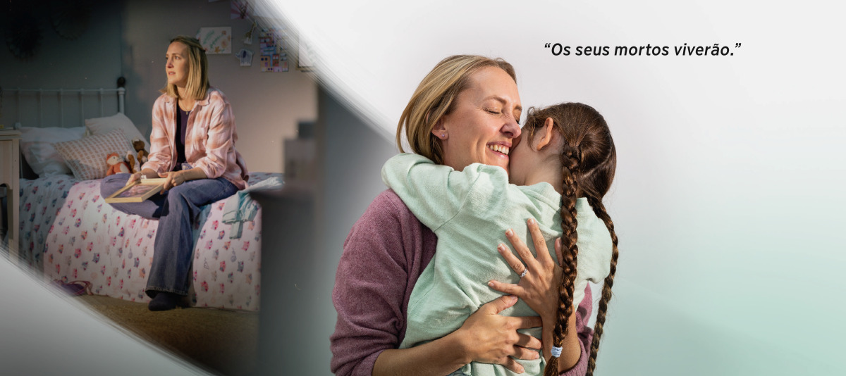 Conjunto de imagens: Uma irmã sendo beneficiada pela promessa de Deus encontrada em Isaías 26:19, que diz: “Os seus mortos viverão.” 1. Ela está muito triste sentada sozinha na cama de sua filhinha que faleceu, segurando um porta-retratos. 2. Ela está feliz abraçando sua filha, que foi ressuscitada.