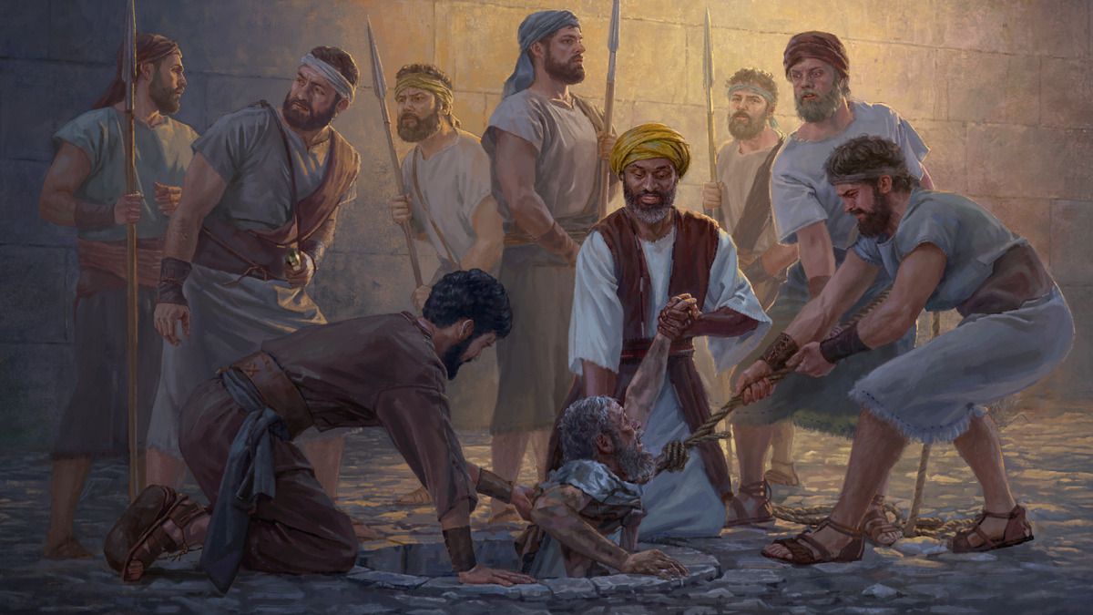 Ebede-Meleque e outros homens usando uma corda para tirar Jeremias da cisterna. Alguns homens armados ficam de guarda.