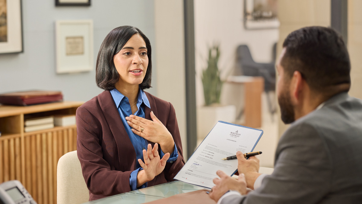 De modo respeitoso, uma estudante da Bíblia recusa a oferta de emprego de um gerente que está segurando um contrato e uma caneta.