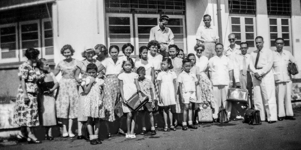 Ұзын бойлы, жалаңаш қыздар