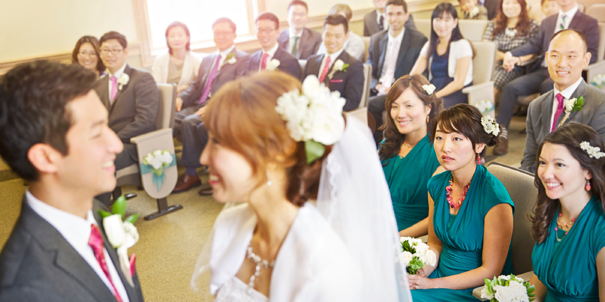 Una coppia che si sposa mentre altri nella congregazione assistono