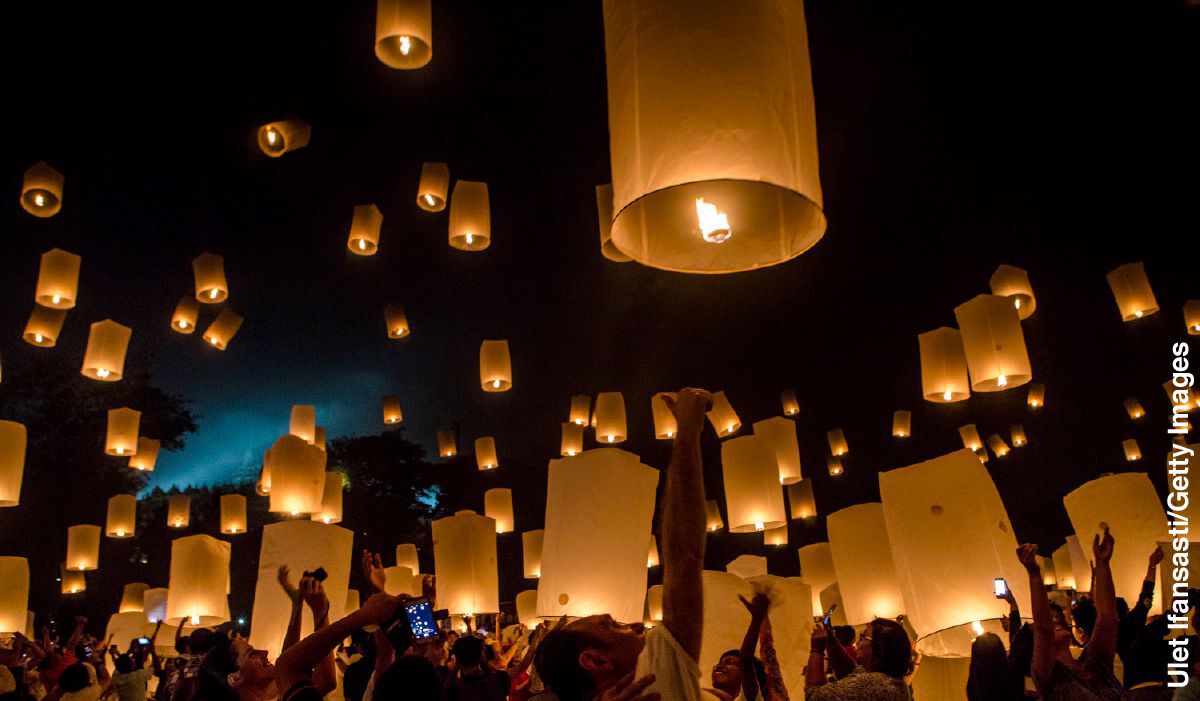 IMAGE 4 PICTURE DESCRIPTION: People look up at lights as they celebrate Vesak CAPTION: Vesak