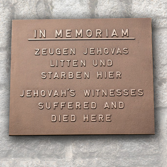 Il campo di concentramento di Flossenbürg dedica una targa ai Testimoni