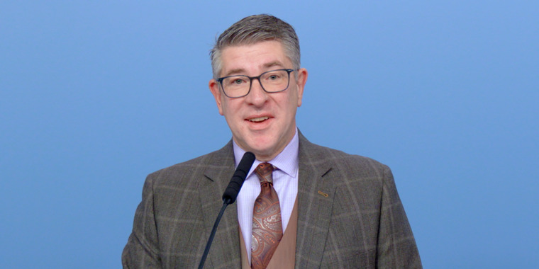 Жағажайдағы жалаңаш қыздың суреті